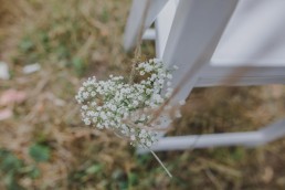 Natürliche Blumendekoration bei einer Outdoorhochzeit fotografiert von Hochzeitsfotografin Conny Schöffmann Photography, Würzburg