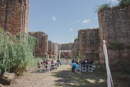 Natürliche Outdoortrauung in einer Burg festgehalten von Hochzeitsfotografin Conny Schöffmann Photography aus Würzburg