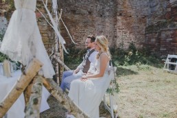 Entspanntes Brautpaar während einer freien Trauung unter freiem Himmel in Würzburg festgehalten von Hochzeitsfotografin Conny Schöffmann Photography, Würzburg