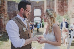 Braut und Bräutigam sehen sich stimmungsvoll unter freiem Himmel in die Augen otografiert von Hochzeitsfotografin Conny Schöffmann Photography aus Würzburg