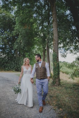 Natürliches Paarshooting zur Hochzeit in einer Ruine fotografiert von Hochzeitsfotografin Conny Schöffmann Photography aus Würzburg