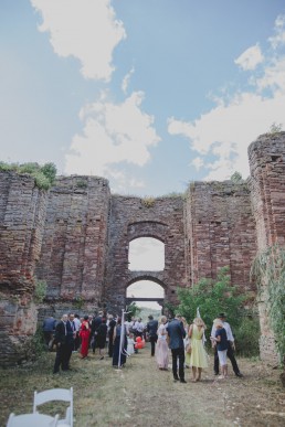 Enspannter Sektempfang unter freiem Himmel in einer Ruine festgehalten von Hochzeitsfotografin Conny Schöffmann Photography, Würzburg