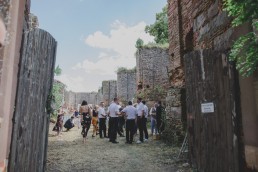 Lockerer Sektempfang nach einer freien Trauung in einer Burg festgehalten von Hochzeitsfotografin Conny Schöffmann Photography, Würzburg