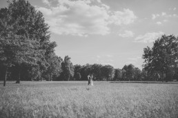 Natürliches Coupleshooting auf einer Wiese unter freiem Himmel fotografiert von Würzburger Hochzeitsfotografin Conny Schöffmann Photography