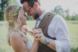 Inniges Outdoorpaarshooting einer Ruinenhochzeit fotografiert von Würzburger Hochzeitsfotografin Conny Schöffmann Photography