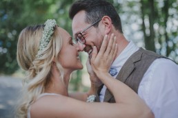 Braut und Bräutigam sehen sich stimmungsvoll unter freiem Himmel in die Augen festgehalten von Hochzeitsfotografin Conny Schöffmann Photography, Würzburg