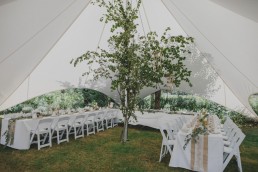 Natürlich dekorierte Tafel im Freien festgehalten von Hochzeitsfotografin Conny Schöffmann Photography aus Würzburg