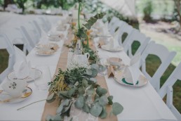 Wunderschöne Tischdekoration einer Ruinenhochzeit im Freien festgehalten von Hochzeitsfotografin Conny Schöffmann Photography aus Würzburg