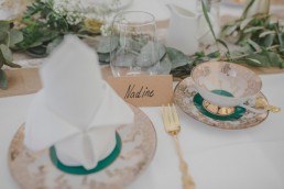 Natürlich dekorierter Mittagstisch einer outdoor Ruinenhochzeit festgehalten von Hochzeitsfotografin Conny Schöffmann Photography aus Würzburg