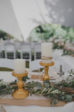 Stimmungsvoll mit Kerzen dekorierte Tafel im Freien festgehalten von Hochzeitsfotografin Conny Schöffmann Photography, Würzburg