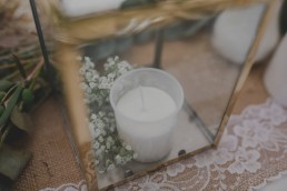 Natürliche Dekoration einer Ruinenhochzeit unter freiem Himmel festgehalten von Hochzeitsfotografin Conny Schöffmann Photography, Würzburg