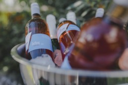 Eisgekühlter Wein einer Zelthochzeit im Freien festgehalten von Hochzeitsfotografin Conny Schöffmann Photography, Würzburg