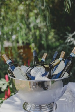 Metallbottich mit eisgekühlten Weinflaschen einer Ruinenhochzeit unter freiem Himmel in Würzburg fotografiert von Würzburger Hochzeitsfotografin Conny Schöffmann Photography