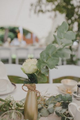 Natürlich mit einer weißen Rose dekorierte Tafel einer Zelthochzeit im Freien fotografiert von Hochzeitsfotografin Conny Schöffmann Photography aus Würzburg