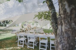 Stimmungsvolle Hochzeitstafel unter einem Zelt in der Natur fotografiert von Hochzeitsfotografin Conny Schöffmann Photography aus Würzburg