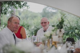 Gast lacht locker in die Kamera fotografiert von Hochzeitsfotografin Conny Schöffmann Photography aus Würzburg