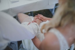 Intimes Händchenhalten des Brautpaares einer Ruinenhochzeit im Freien fotografiert von Hochzeitsfotografin Conny Schöffmann Photography, Würzburg