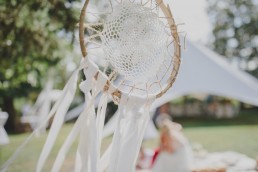 Natürliche Traumfängerdekoration einer Zelthochzeit in Würzburg festgehalten von Hochzeitsfotografin Conny Schöffmann Photography aus Würzburg