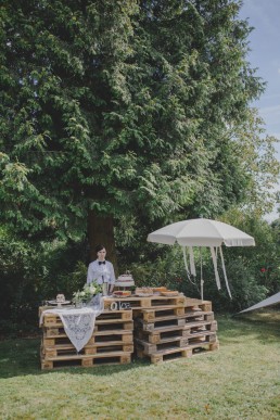 Natürlich dekoriertes Kuchenbuffet unter freiem Himmel festgehalten von Hochzeitsfotografin Conny Schöffmann Photography, Würzburg