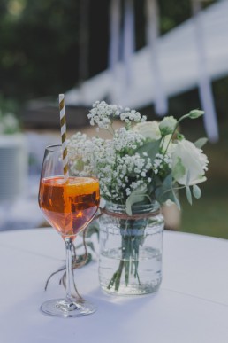 Natürlich arrangierter Aperitif auf einer Zelthochzeit unter freiem Himmel festgehalten von Hochzeitsfotografin Conny Schöffmann Photography, Würzburg