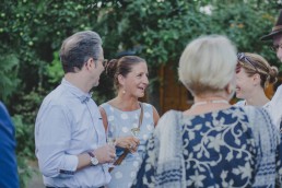 Entspanntes Plaudern unter den Gästen auf einer Ruinenhochzeit in Würzburg festgehalten von Hochzeitsfotografin Conny Schöffmann Photography, Würzburg